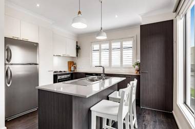 Olu 2BR 2BA townhouse. Close to everything