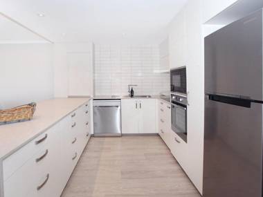 Beachport 14 - Newly Renovated 2 Bedroom Apt on Parkyn Parade with Aircon