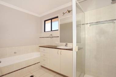Oomoo 27 - Four Bedroom Townhouse - Close to Beaches!