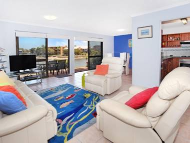 Courtney Cove 1 - Comfortable Two Bedroom Apartment on Mooloolaba Canal