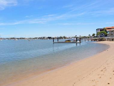 Broadwater Quays 5 - Three Bedroom Water View Apartment only 2 blocks from Mooloolaba Beach!