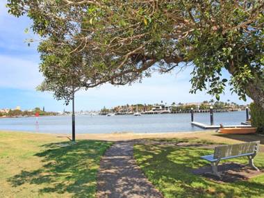 Broadwater Quays 5 - Three Bedroom Water View Apartment only 2 blocks from Mooloolaba Beach!