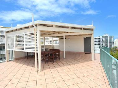 Harbour View 9 - Bright and Beachy Three Bedroom Apartment with Private Rooftop