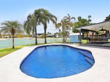 Coorumbong 27 - Five Bedroom Home on Canal with Pool WiFi Aircon!