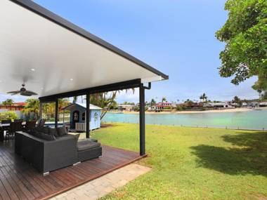 Coorumbong 27 - Five Bedroom Home on Canal with Pool WiFi Aircon!