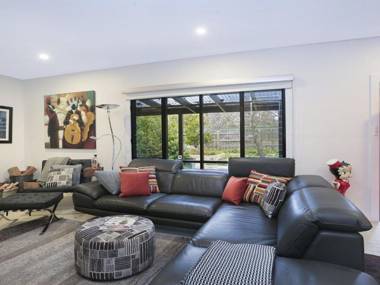 Lovett - quirky stylish with a bush backdrop