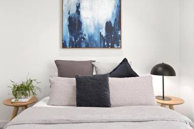 Luxuria Apartments - EQ Tower