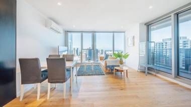 Magnificent 2-bedroom apartment - Skyline view CBD location