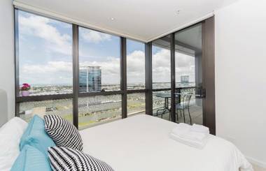 Brilliant Victoria Harbour Waterfront Apartment