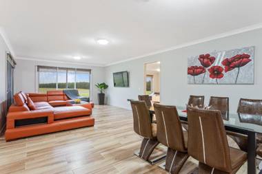 Bulla Lodge - Melbourne  6 Bdrm Spacious & Modern 