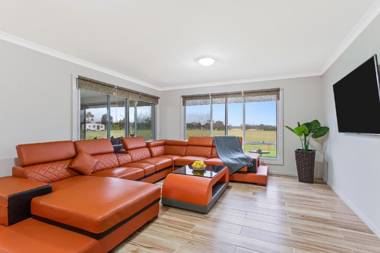 Bulla Lodge - Melbourne  6 Bdrm Spacious & Modern 