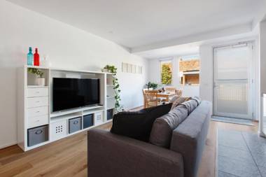 Heart of Windsor Apartment by Ready Set Host