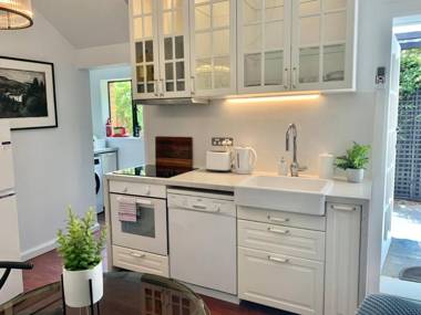 Stylish Private Studio Close to Beach WIFI Parking