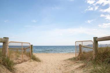 Stylish Port Melbourne Pad - Stylish practical apartment near beach with outdoor terrace gym and pool!