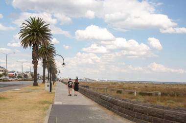 Stylish Port Melbourne Pad - Stylish practical apartment near beach with outdoor terrace gym and pool!