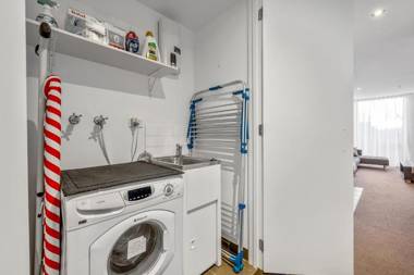 GREAT LOCATION 2 Queen Bed Close to Chapel St