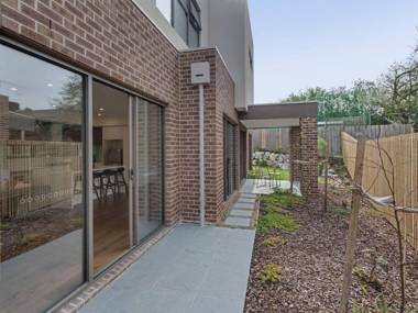 Melbourne 3 BED Family House by KozyGuru