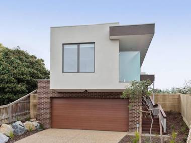 Melbourne 3 BED Family House by KozyGuru