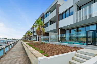 Beautiful Waterfront Townhouse with Pool and BBQ