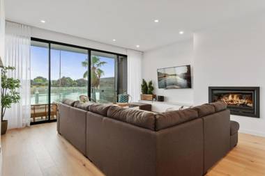 Beautiful Waterfront Townhouse with Pool and BBQ