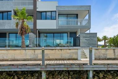 Beautiful Waterfront Townhouse with Pool and BBQ