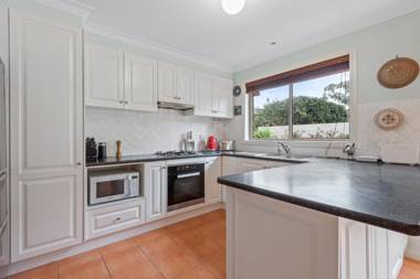 "The Gums" Charming 3-bed Family Home