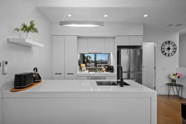 StayCentral - Northcote Townhouse with Study