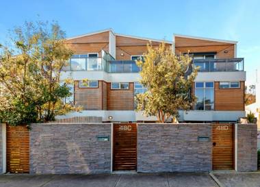 Sleek 2-Bed Townhouse with Oceanviews