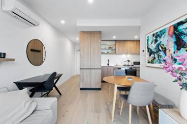 Stunning Modern 2 bedroom Apartment Unit with BBQ