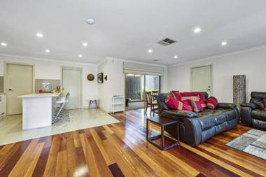 CONTEMPORARY FAMILY ESCAPE // CHADSTONE VIC