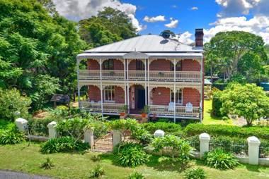 Currawong House Maleny - Georgian Style Manor