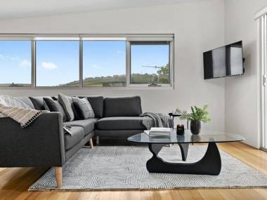 SURF CENTRAL - Wifi double garage & smack bang in the middle of town