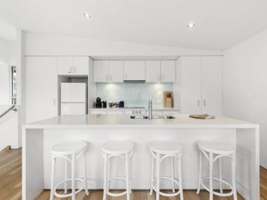 SURF CENTRAL - Wifi double garage & smack bang in the middle of town