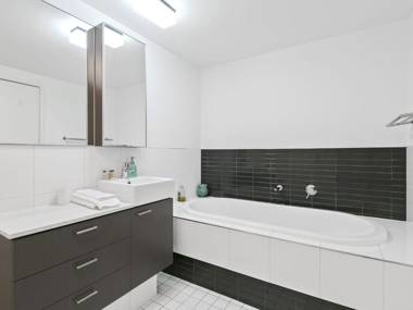 LORNE CHALET APARTMENT 36 - Central Location