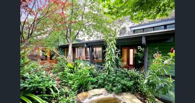 The Black Cockatoo - Secret Garden Mountains Home