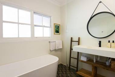 Myrtle Tree Lodge-Leaves Kangaroo Valley