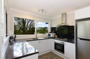 Treetops - Newly renovated in the village!