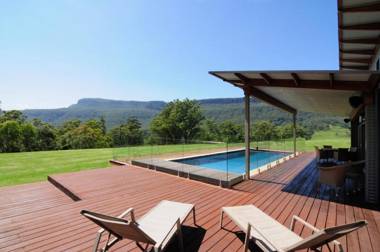 Bottlebrush Lodge - Great views and a pool!