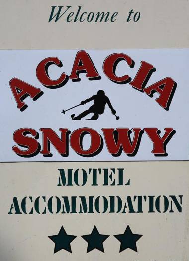 Acacia Snowy Motel