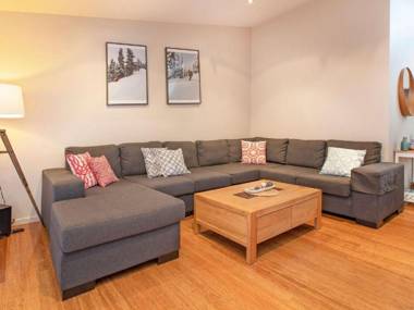 Khione 1 - Modern & spacious with views towards Lake Jindabyne & the mountains beyond