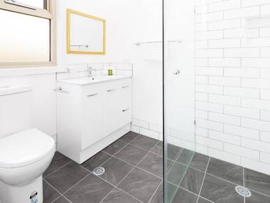 'Matilda' - Spacious & centrally located with great lake views