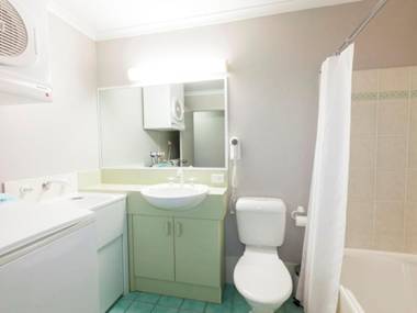 Horizons 414 - Lake Jindabyne Waterfront