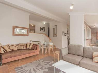 Dauphine 1/23 Townsend Street