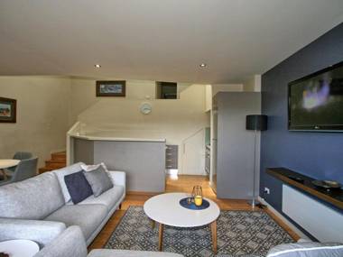 Khione 5/23-25 Kirwan Close