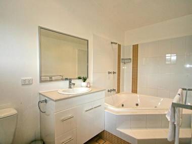 Khione 5/23-25 Kirwan Close