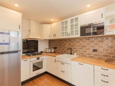 Heidelburg 3 of 6 Banjo Patterson Crescent