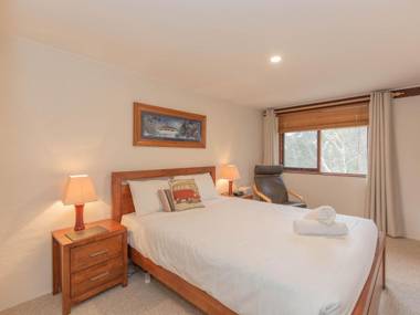 Lake Pines 2 of 24 Cobbon Crescent