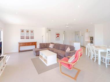 Bimbadeen Unit 3 - across from the beach - lift in complex