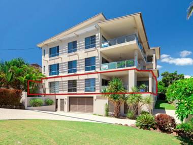 Bimbadeen Unit 3 - across from the beach - lift in complex