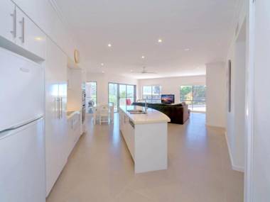 Bimbadeen Unit 3 - across from the beach - lift in complex